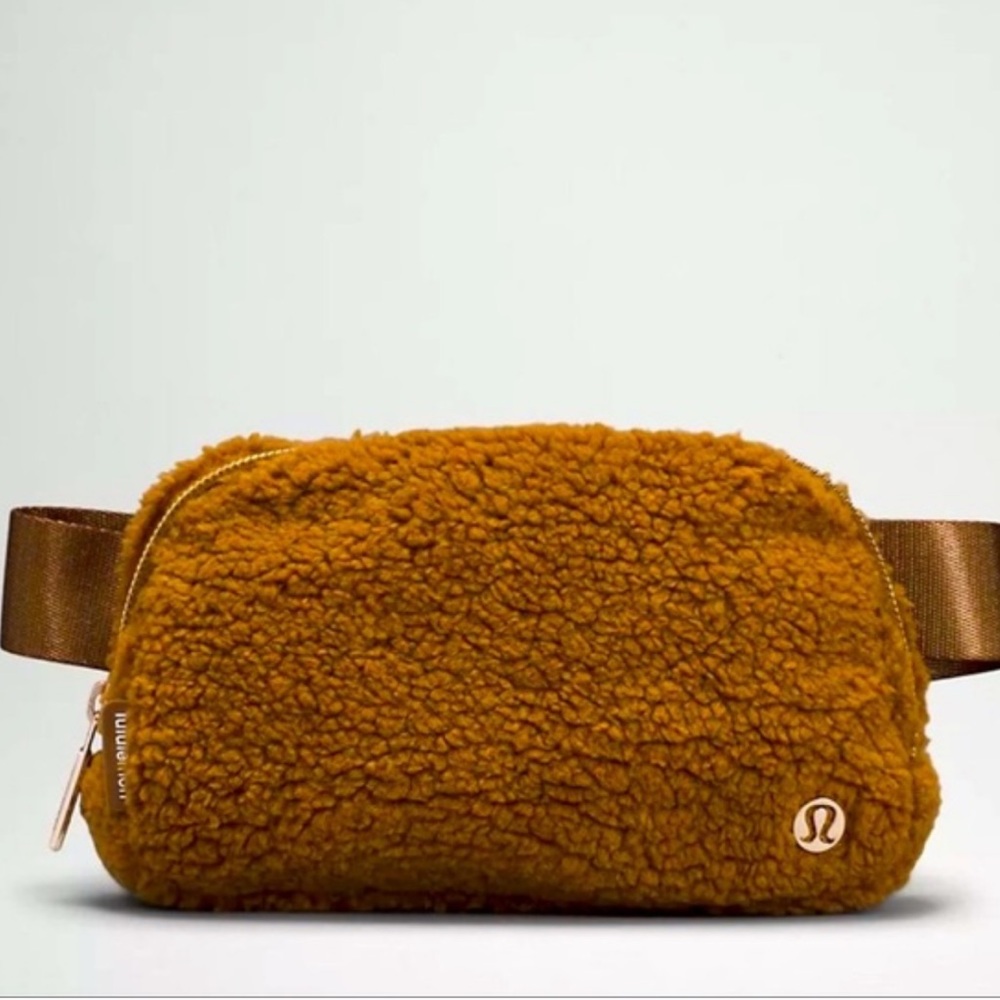 LULULEMON EVERYWHERE BELT BAG SHERPA FLEECE in BURNT CARAMEL W/GOLD HARDWARE
